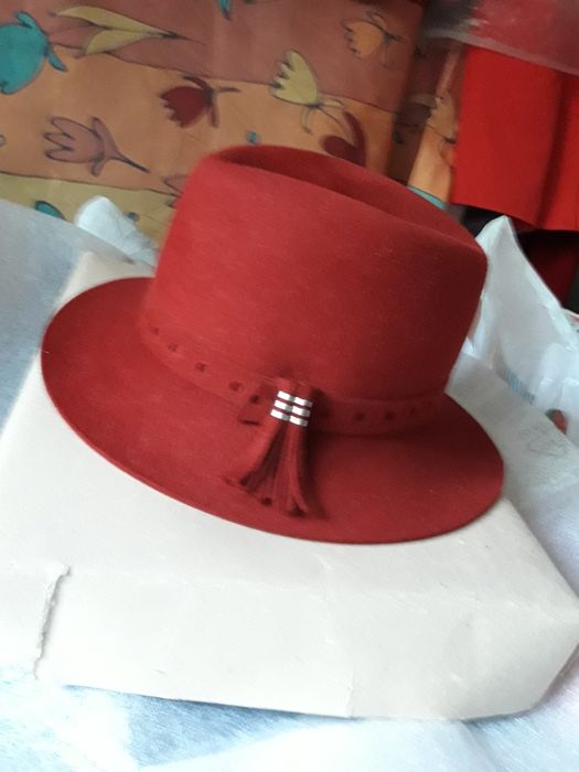 Шляпы фетровые женские и мужские.