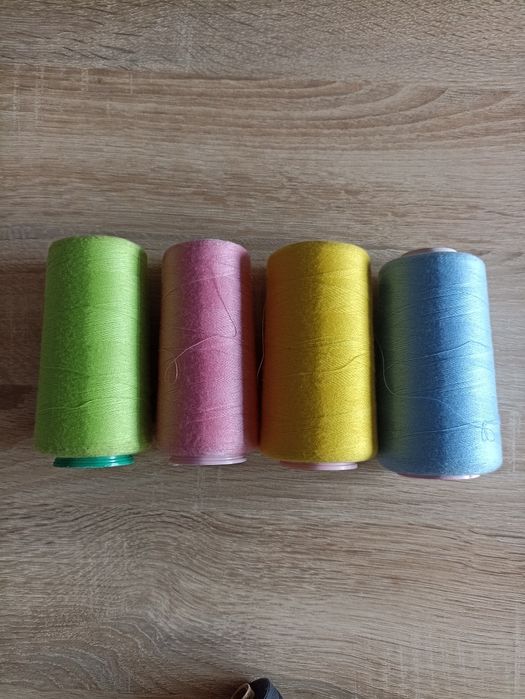 Нитки для шитья цветные