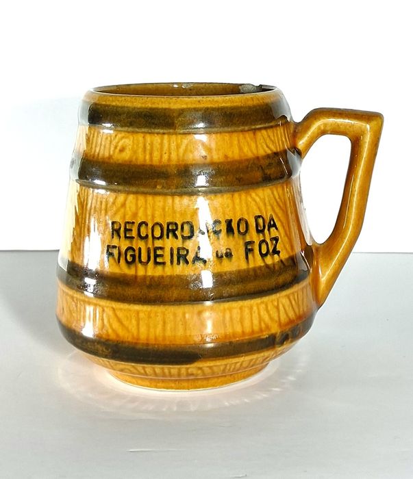 Caneca antiga em cerâmica