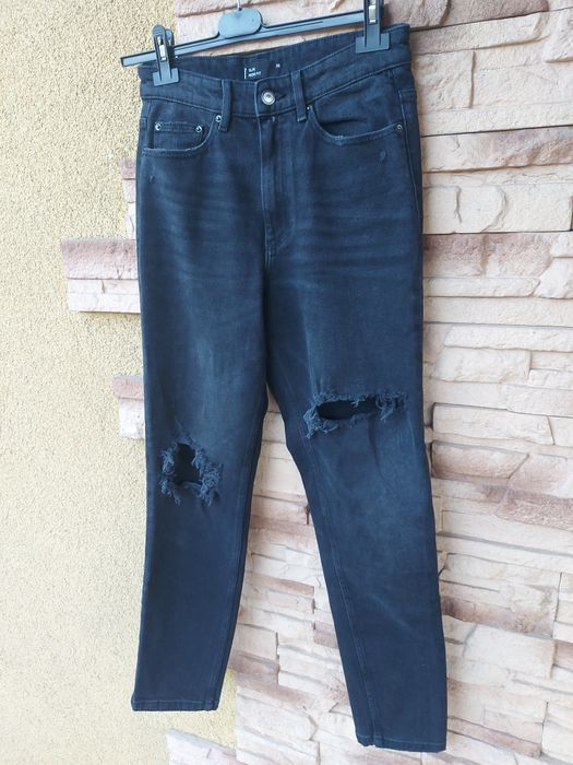 Czarne jeansy mom fit z rozdarciami