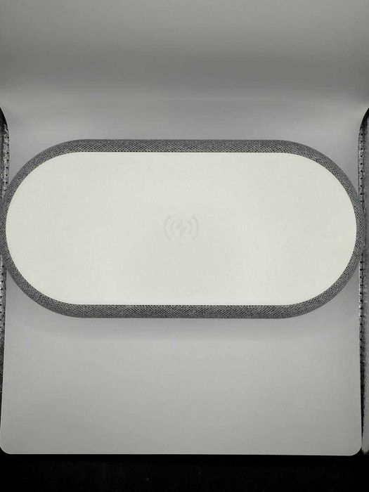 Годинник з LED-дисплеєм, термометром і бездротовою зарядкою