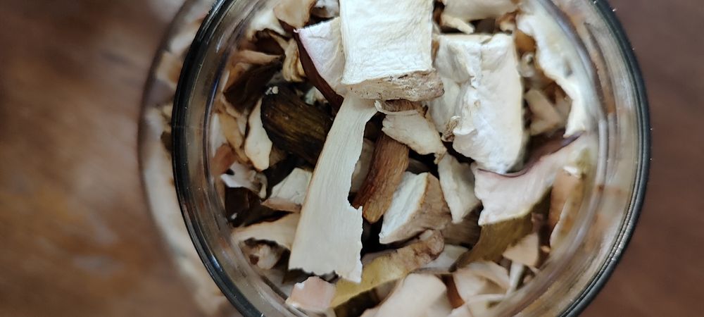 Сушені гриби у скляній банці. Натуральний продукт, зібраний вручну. Ід