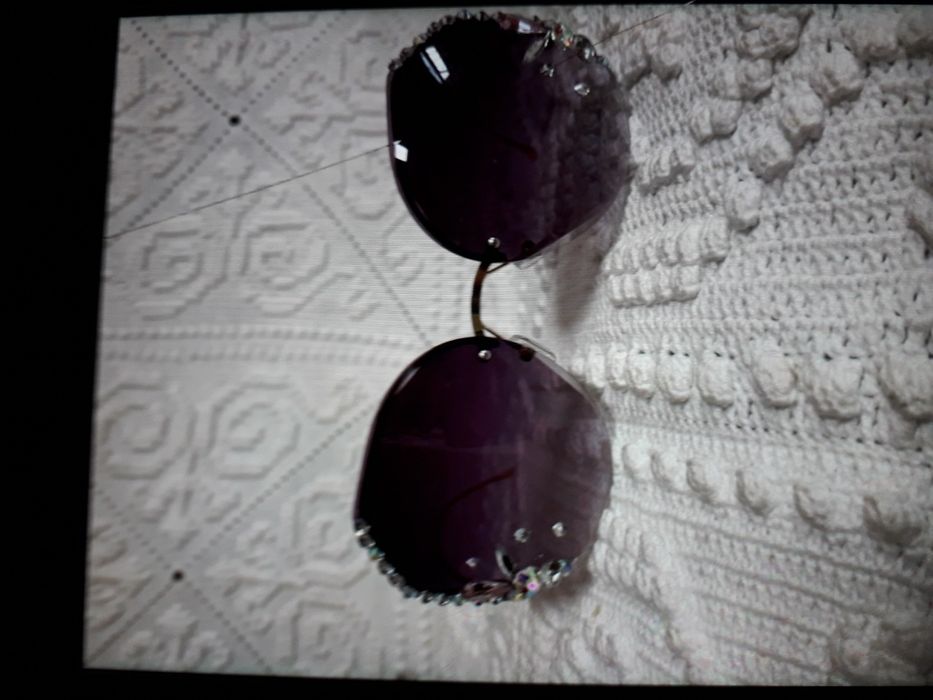 Óculos de sol novos em caixa