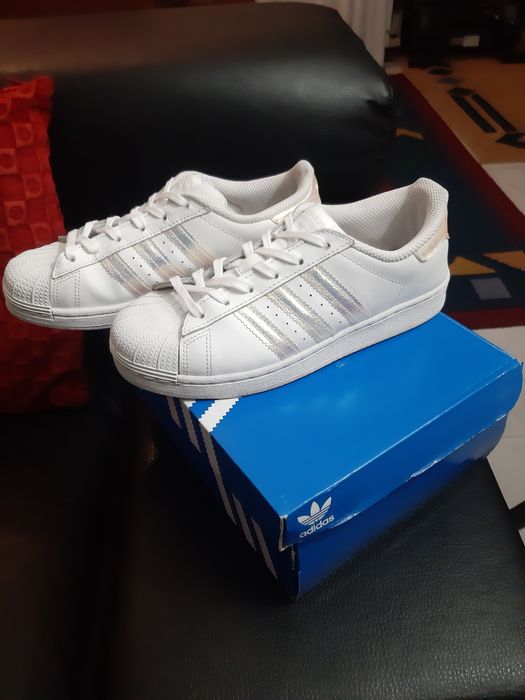 Vendo um par sapatilhas da adidas no 35
