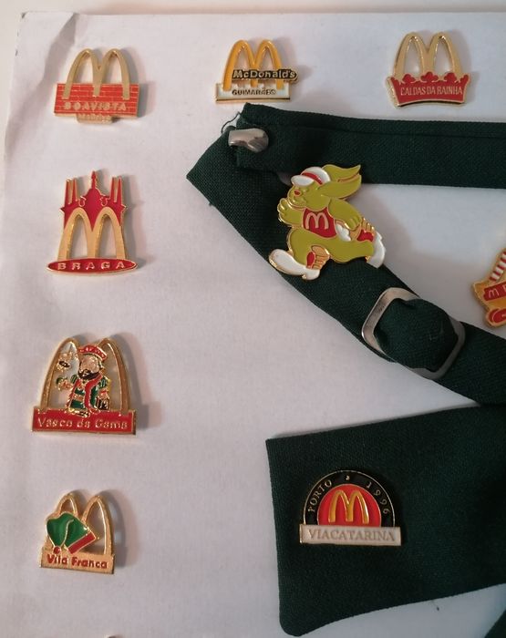 Bonita colecção 31 pins diferentes do Mac Donalds c/ laço em tecido