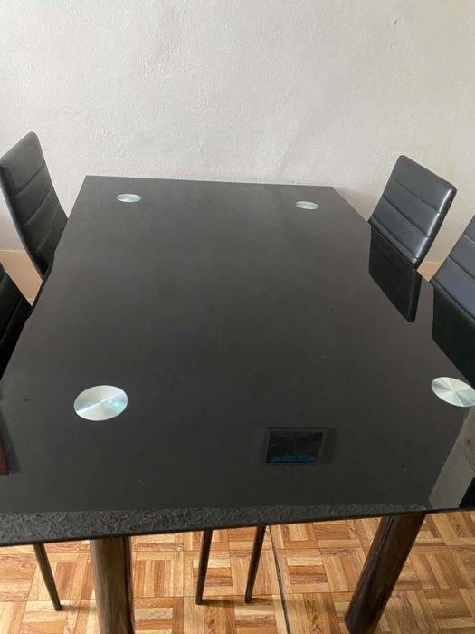 Mesa de Jantar em video preto, com 4 cadeiras em perfeito estado