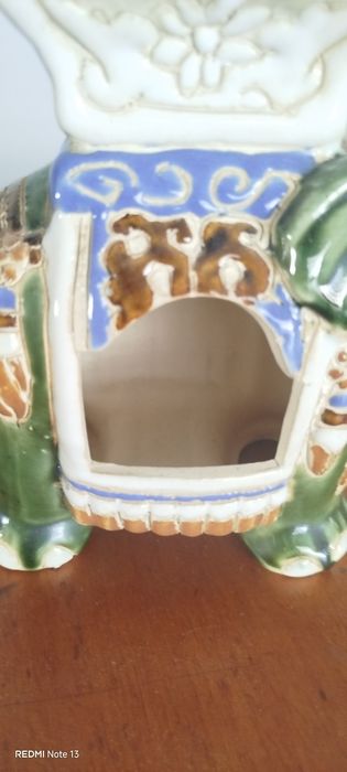Elefante em cerâmica e queimador