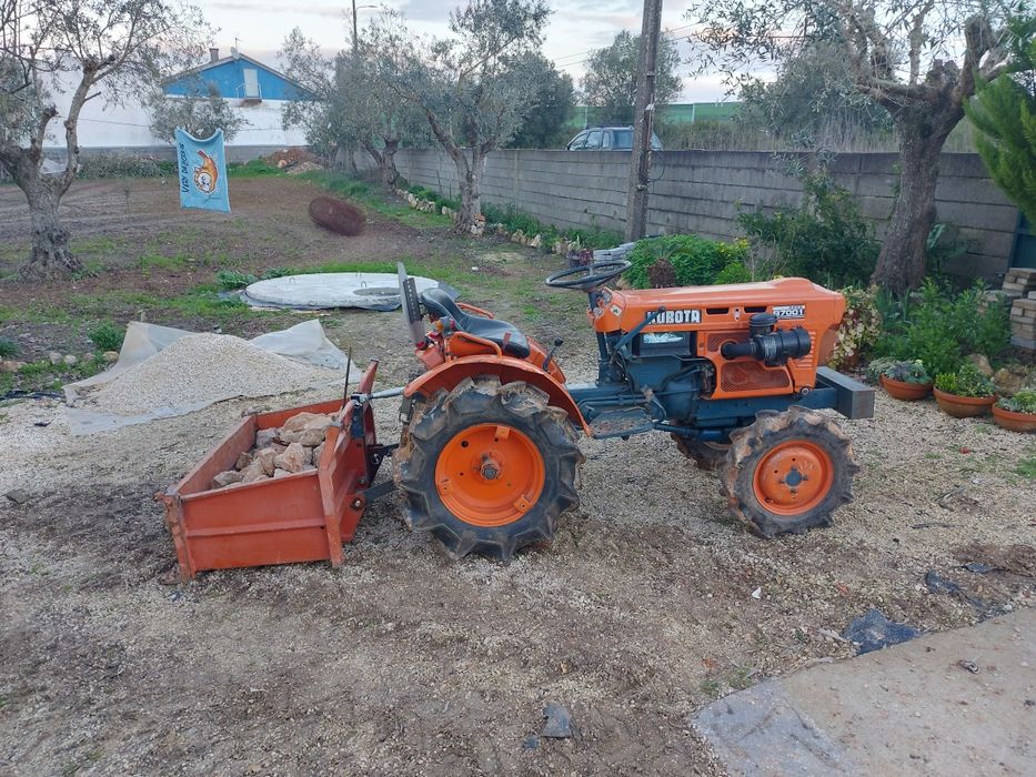 Kubota B7001 de 3 cilindros , 4x4, muito bom de motor.