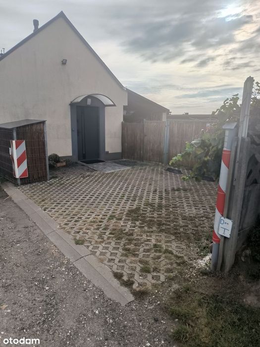 Mieszkanko w samodzielnym domku jednorodzinnym z parkingiem.