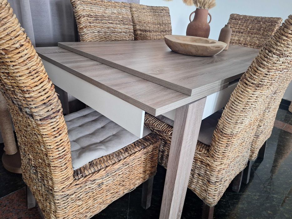 Mesa de madeira com lacagem a branco