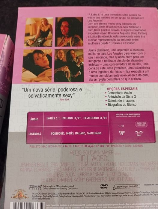Vendo DVD da série "A Letra L"