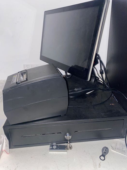 Monitor com caixa dinheiro e impressora