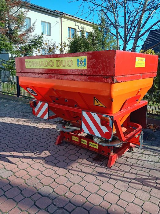 Rozsiewacz Posypywarka TORNADO DUO  RCW do nawozu wapna piasku