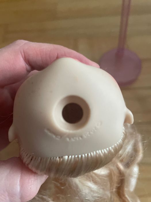 Lalka rainbow high z urwaną głową i stojakiem