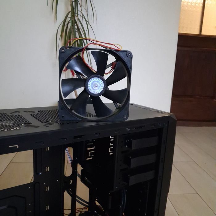 Корпус системного блоку. Xigmatek + один вентилятор  в корпусі