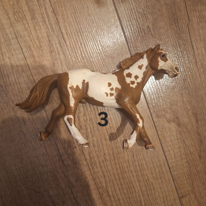 Kolekcjonerskie figurki koników schleich