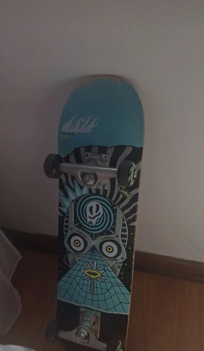 Skate com capacete e proteções