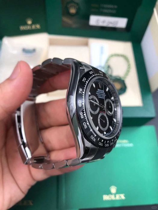 nowy modny zegarek analogowy