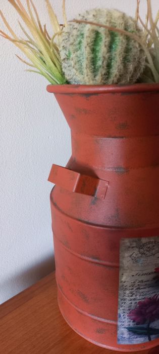 Jarra de metal com catos