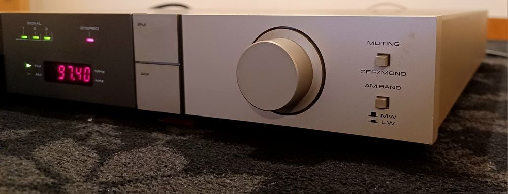 Pioneer F-5L -  AM/FM Stereo Tuner -(Communication Components - Gold)