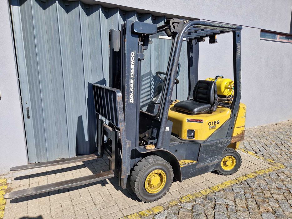 Empilhador Doosan Daewoo a Gás - Triplex.