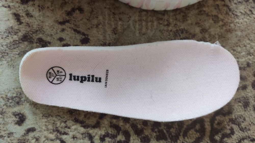 Продаю детские кроссовки Лупилу