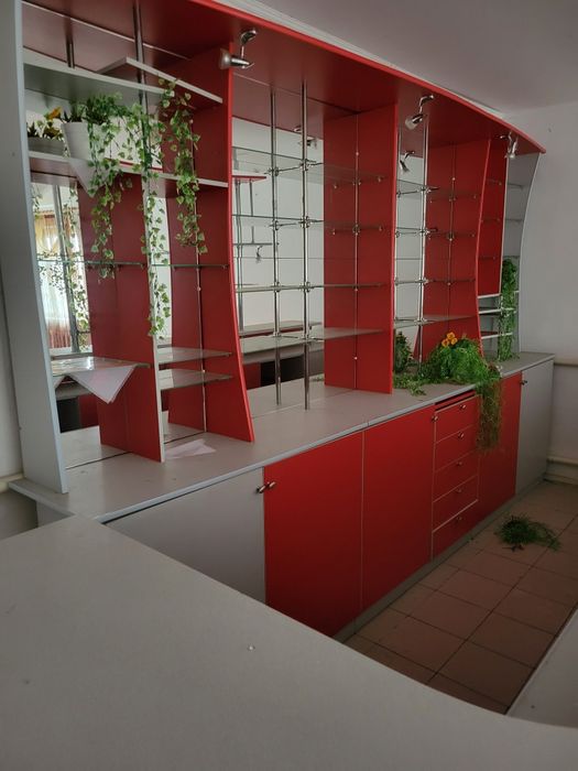 Продам барну стійку та вітрини і стелажі