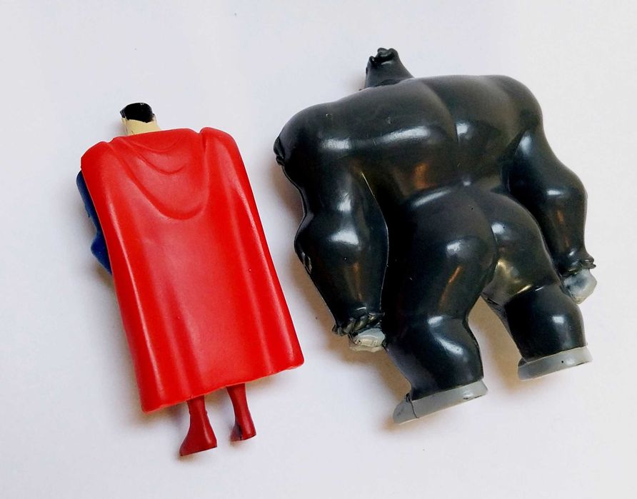 Bonecos Super-Homem e Gorila Grodd em pvc
