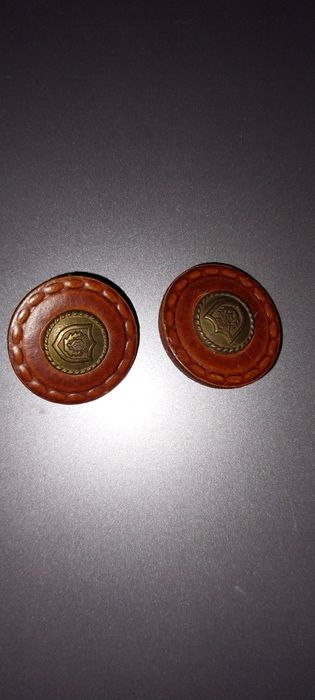 10 Botões a imitar cabedal. Em óptimo estado