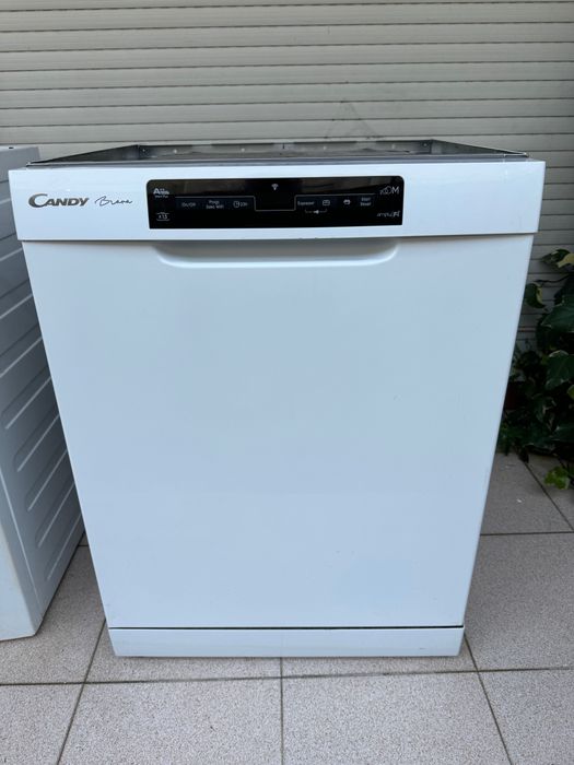 Máquinas de lavar roupa e louça como novas.