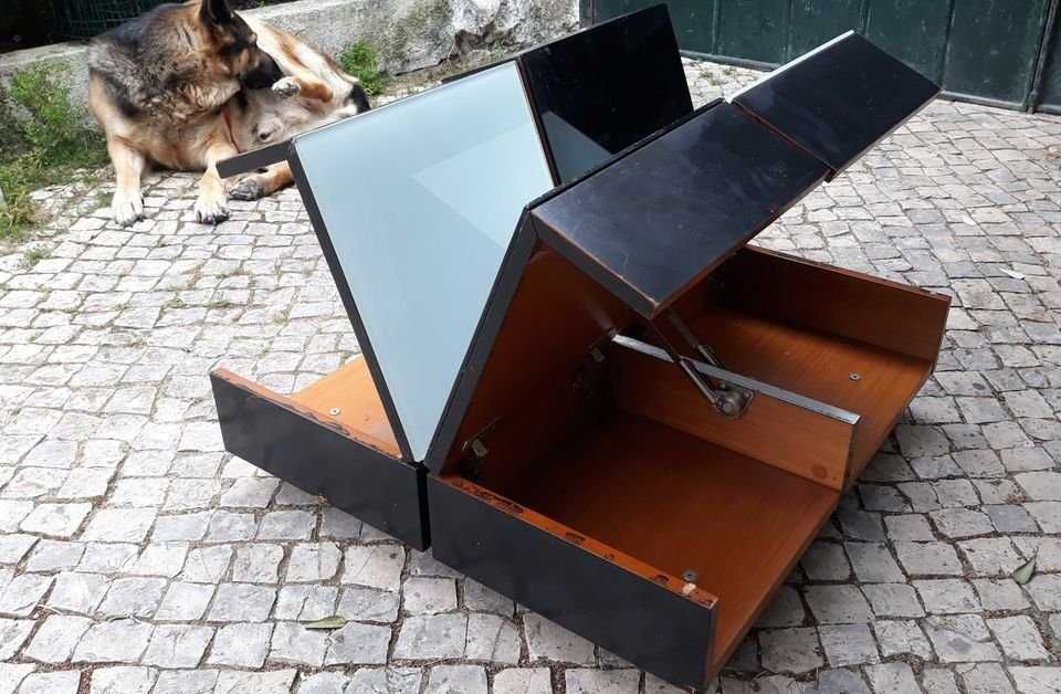 Mesa Baixa Quadrada de Sala, com 4 compartimentos escondidos