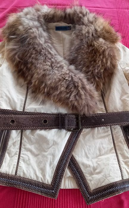 Casaco cintado com gola pêlo