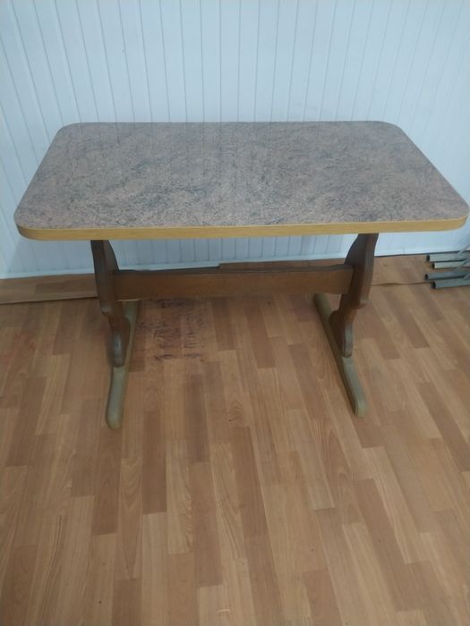 Стол кухонный+4 табуретки