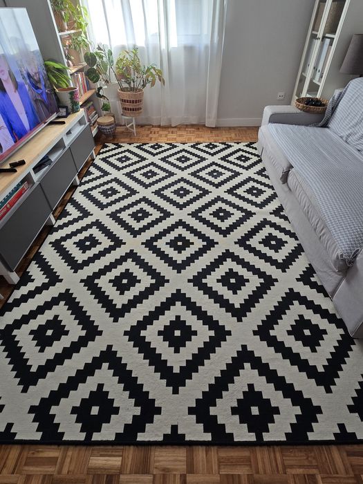 Tapete LAPPLJUNG RUTA da IKEA com padrão geométrico 200x300