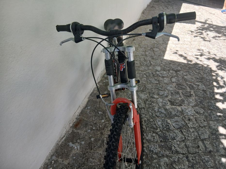 Bicicleta Como nova para andar em montanhas.
