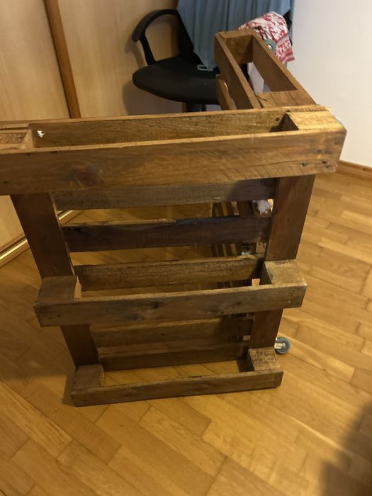 Vendo, Banco em madeira,feito com paletes, com 4 rodas