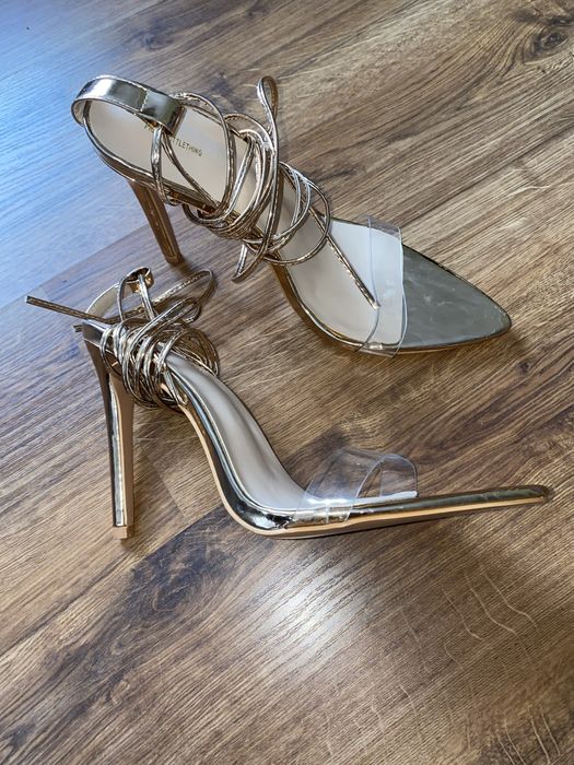 Шикарні босоніжки