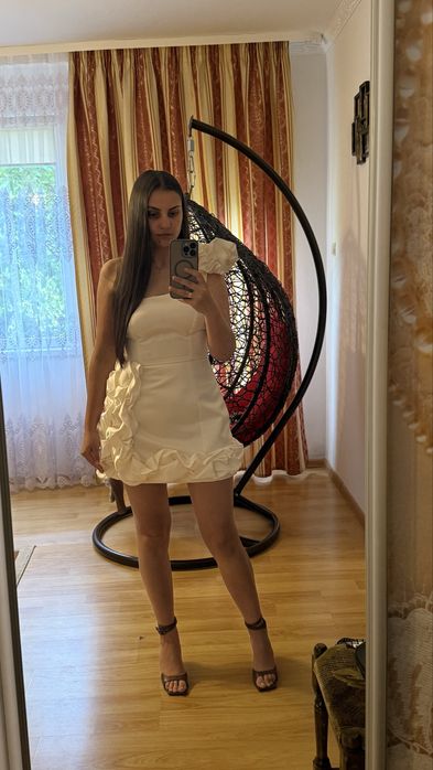 Сукня з королівського атласу