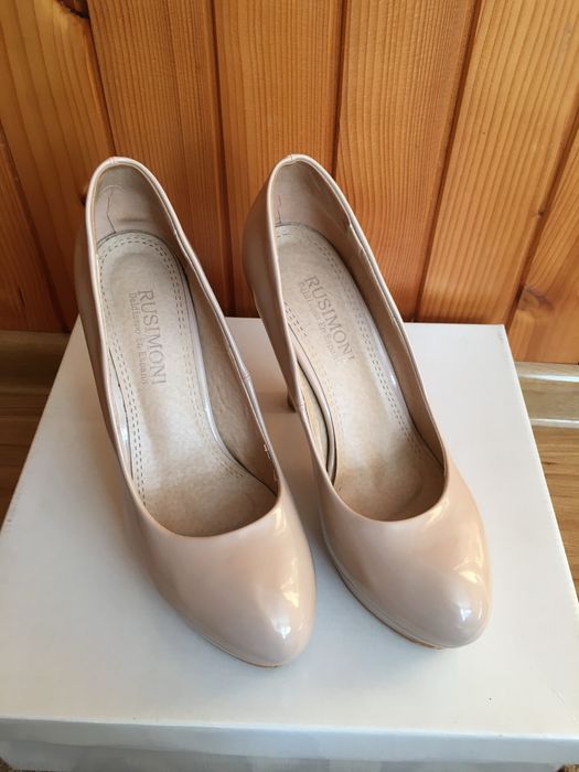 Лакові бежеві туфлі