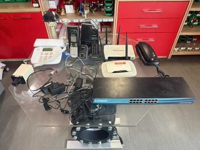 Stary sprzęt elektroniczny, kamera, telefon, router, switch, obiektyw