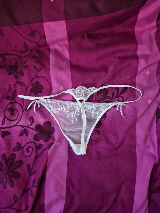 Białe koronkowe stringi sexy M/L