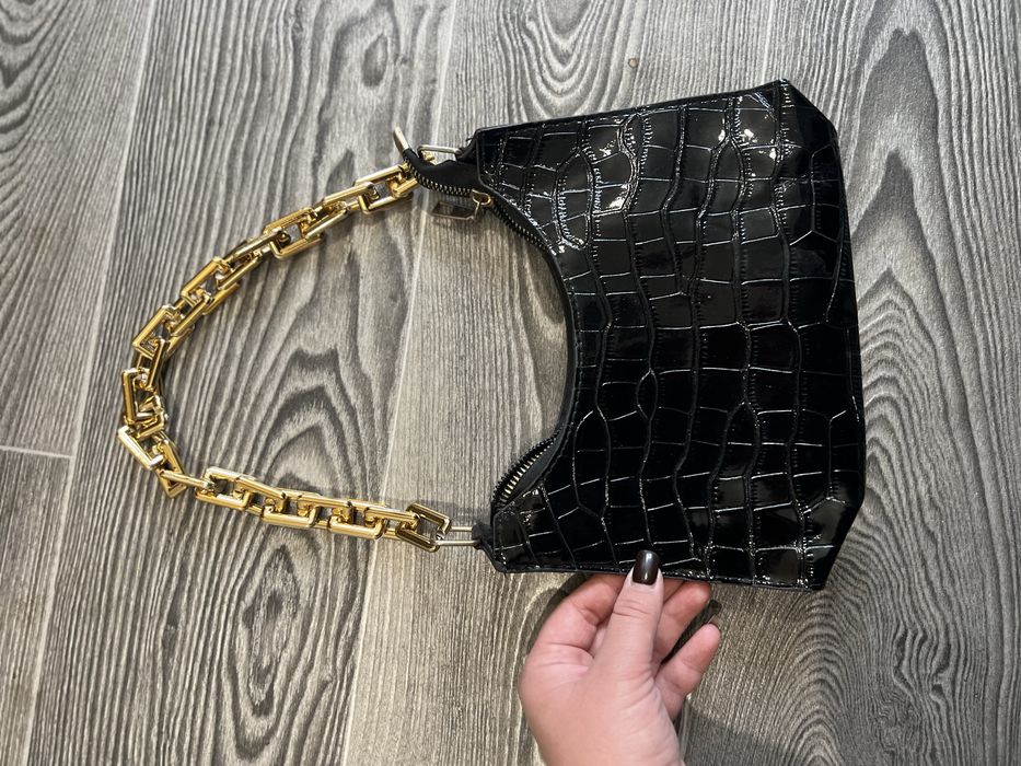 Сумочка лакова з ланцюжком