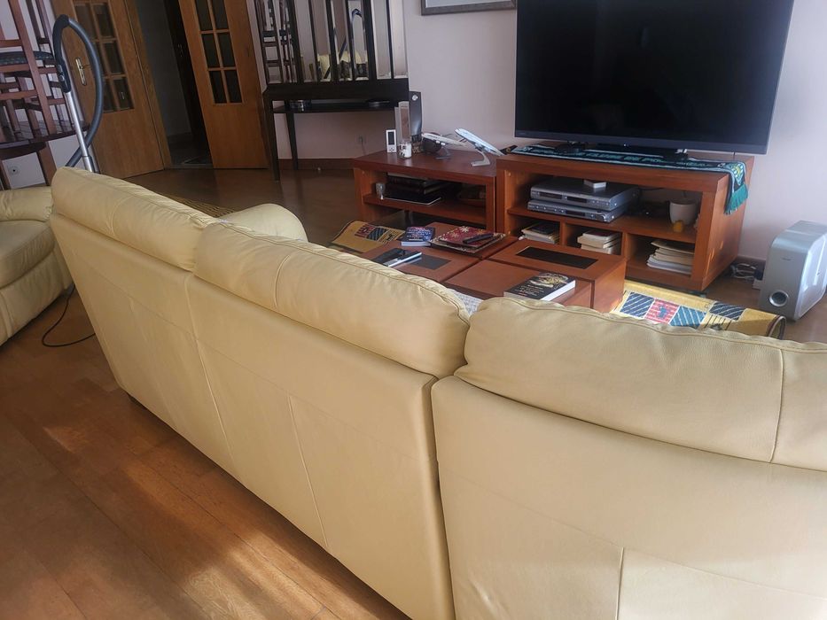 Sofá pele bege D&D, 300x180x90+ poltrona rec. c/ apoio pés, bom estado
