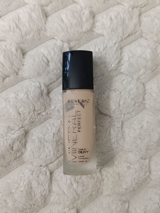 Podkład do twarzy Revers