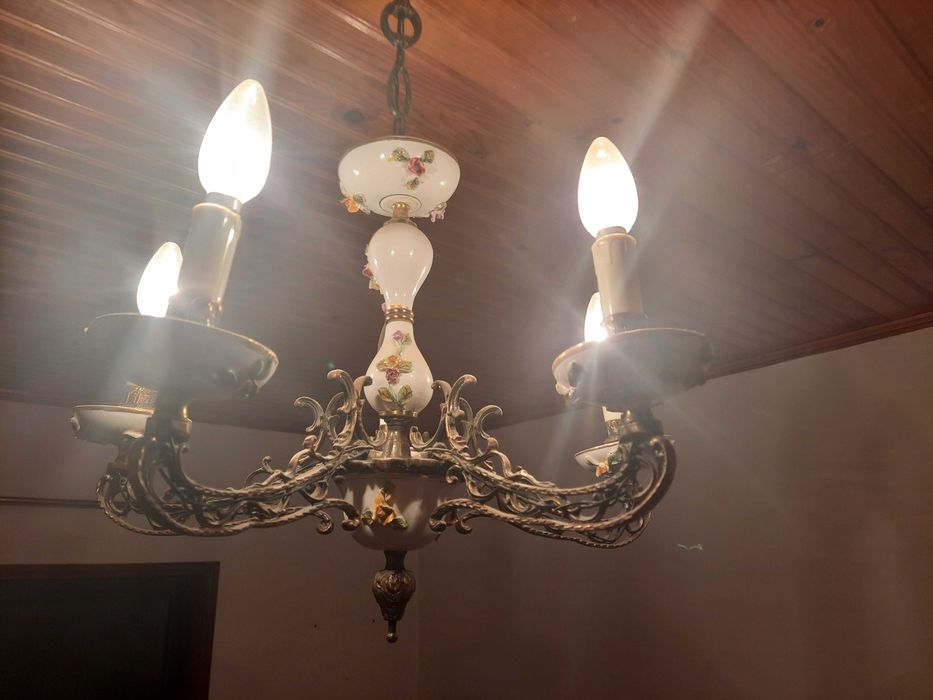 Candeeiro de teto metálico e louça