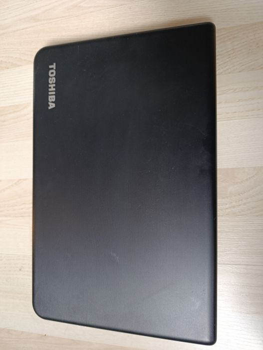 Laptop Toshiba 17 cali