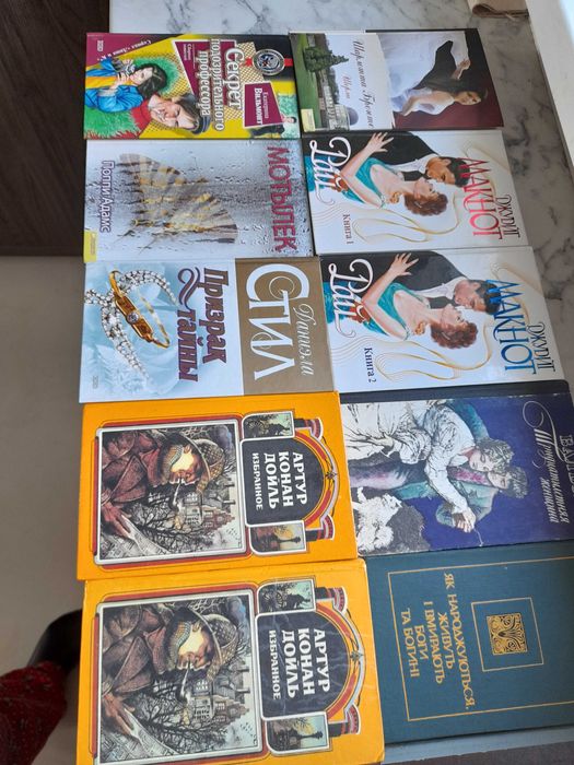 Книга с рецептами и другие интересные книги.