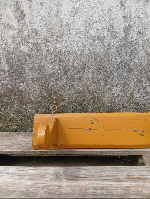 Cabide antigo em madeira, em amarelo mostarda,  com três ganchos