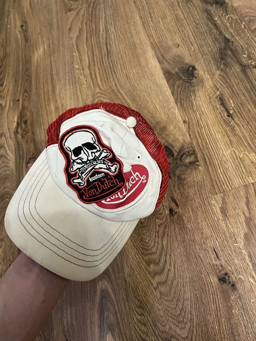 Кепка Von Dutch.