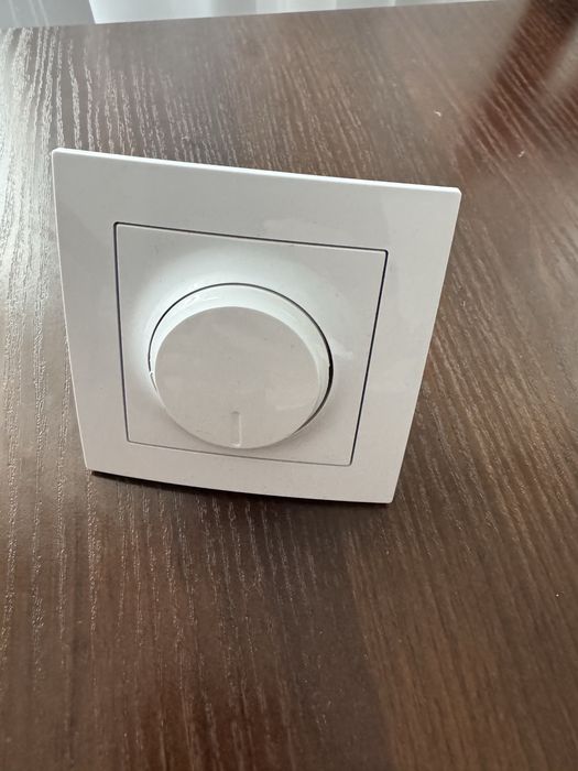 Ściemniacz uniwersalny przyciskowo-obrotowy